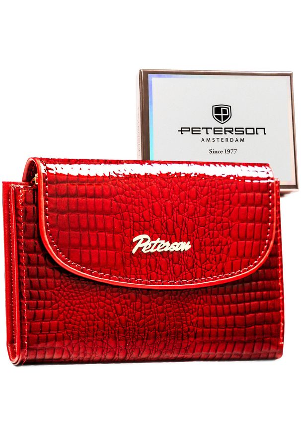 Poziomy, czerwony portfel damski ze skóry ekologicznej z tłoczeniem na wzór skóry krokodyla - Peterson. Kolor: czerwony. Materiał: skóra ekologiczna. Wzór: aplikacja