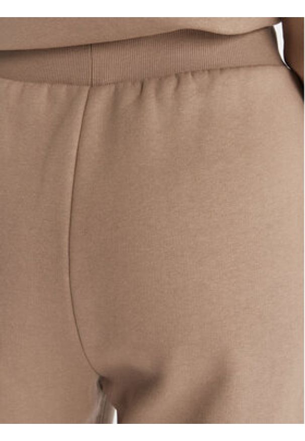 Guess Spodnie dresowe V6RB15 K9V31 Beżowy Regular Fit. Kolor: beżowy. Materiał: bawełna