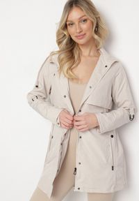 Born2be - Jasnobeżowa Kurtka Parka z Kapturem Odpinanym w Stylu Utility Janiora. Okazja: na co dzień. Typ kołnierza: kaptur. Kolor: beżowy. Długość rękawa: długi rękaw. Długość: długie. Styl: casual, klasyczny #1