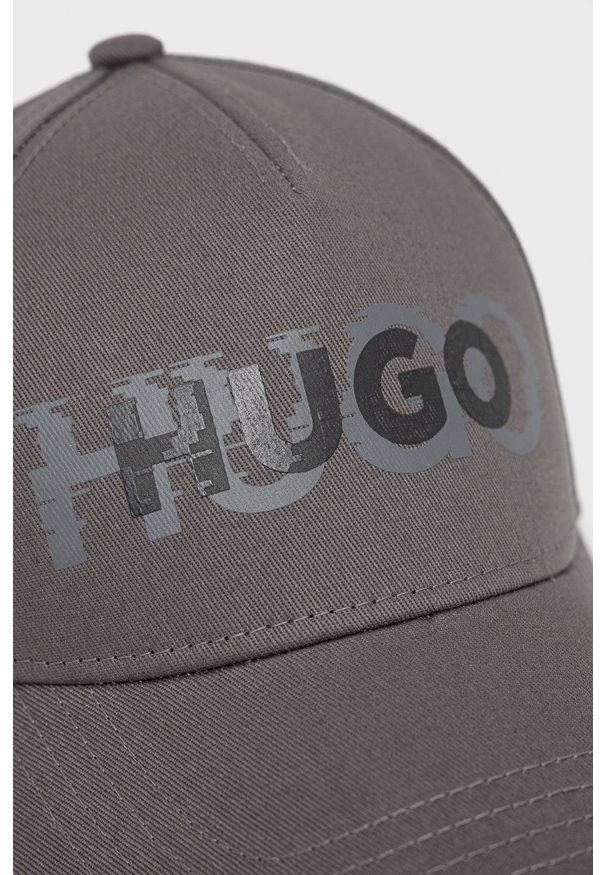 Hugo - HUGO czapka bawełniana kolor szary z nadrukiem. Kolor: szary. Materiał: bawełna. Wzór: nadruk