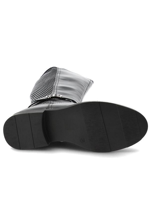 Czarne Kozaki Filippo Modne Buty Damskie. Okazja: na co dzień. Zapięcie: pasek. Kolor: czarny. Szerokość cholewki: normalna. Wzór: aplikacja. Materiał: materiał. Obcas: na obcasie. Styl: casual, klasyczny, elegancki. Wysokość obcasa: niski