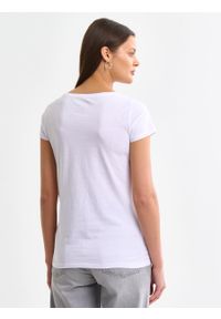 Big-Star - Koszulka damska z nadrukiem na piersi biała Nika 110. Kolor: biały. Materiał: bawełna. Długość rękawa: krótki rękaw. Długość: krótkie. Wzór: nadruk #4