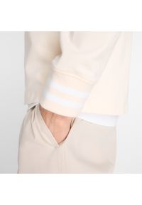 Koszulka męska New Balance MT53533PEF – beżowa. Kolor: beżowy. Materiał: bawełna, dresówka. Długość rękawa: długi rękaw #3