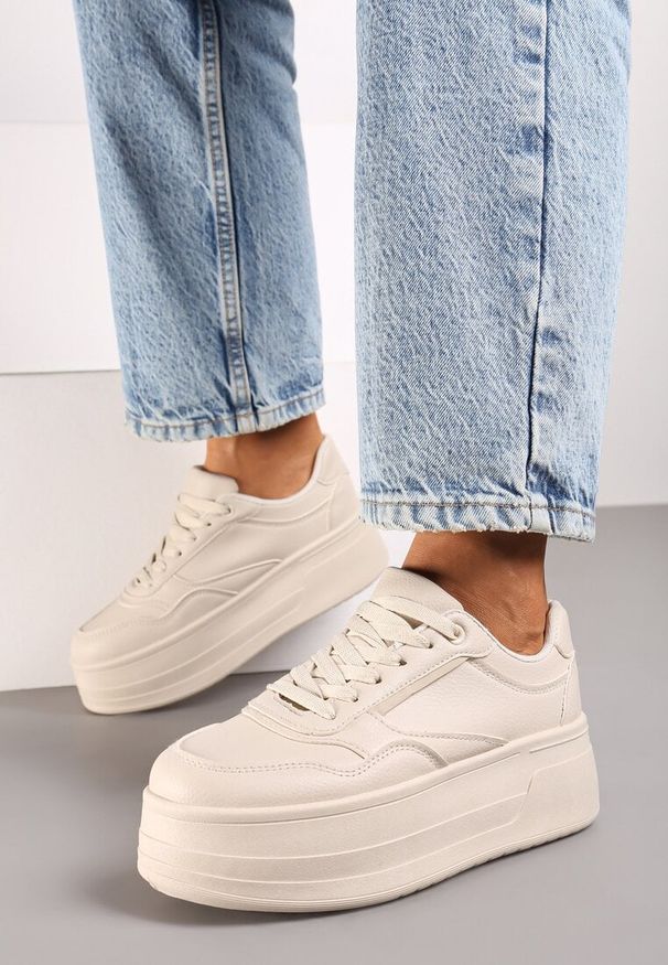 Renee - Beżowe Sneakersy na Platformie Ozdobionej Tłoczeniem Vaiviera. Okazja: na co dzień, na spacer. Kolor: beżowy. Materiał: jeans. Wzór: aplikacja. Obcas: na platformie. Sport: turystyka piesza