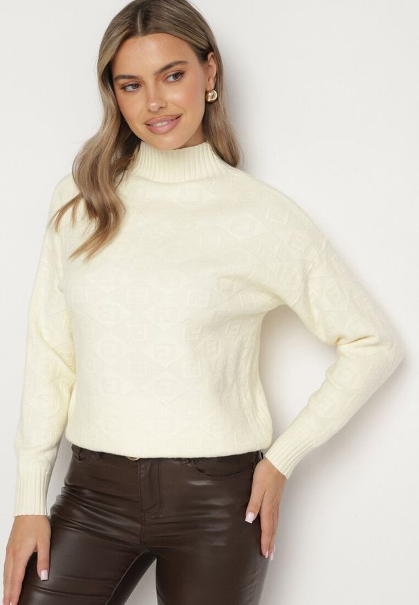 Born2be - Jasnobeżowy Sweter Golf z Ozdobnym Tłoczeniem Zakończony Ściągaczem Melodiea. Typ kołnierza: golf. Kolor: beżowy. Materiał: materiał. Sezon: zima