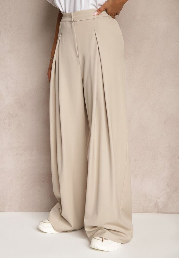 Renee - Beżowe Szerokie Spodnie z Wiskozą o Garniturowym Kroju z Zakładkami i Kieszeniami Lobine. Okazja: na co dzień. Kolor: beżowy. Materiał: wiskoza. Styl: casual, elegancki