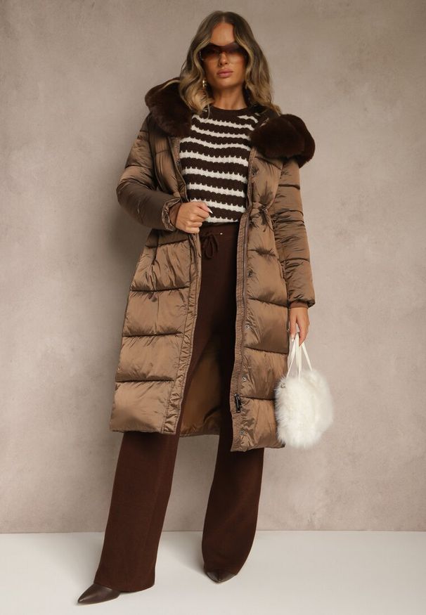 Renee - Brązowa Puchowa Kurtka Pikowana o Długim Kroju z Kapturem z Futerkiem Bavea. Okazja: na co dzień, na spacer. Typ kołnierza: kaptur. Kolor: brązowy. Materiał: futro, puch. Długość: długie. Styl: casual