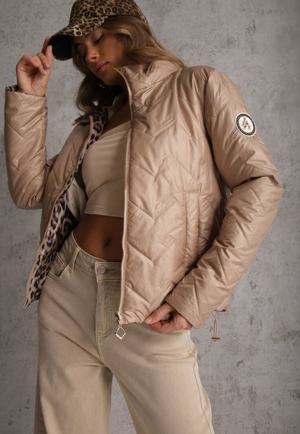 Renee - Ciemnobeżowa Pikowana Kurtka Dwustronna z Motywem Panterki i Naszywką Damike. Kolor: beżowy. Wzór: motyw zwierzęcy, aplikacja. Sezon: wiosna