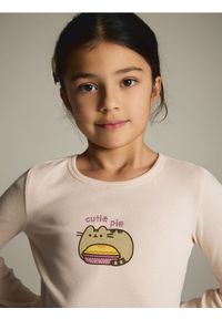 Reserved - Koszulka z aplikacją Pusheen - pastelowy róż. Kolor: różowy. Materiał: dzianina, bawełna. Wzór: aplikacja #1