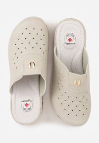 Born2be - Beżowe Klapki Ozdobione Tłoczeniem Perforacją i Metaliczną Aplikacją Arihari. Okazja: na spacer, na co dzień. Kolor: beżowy. Wzór: aplikacja. Styl: casual, elegancki #9