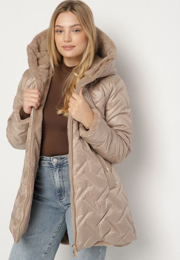 Born2be - Ciemnobeżowa Pikowana Kurtka z Kapturem i Futrzaną Wyściółką Navea. Okazja: na spotkanie biznesowe, do pracy, na co dzień. Typ kołnierza: kaptur. Kolekcja: plus size. Kolor: brązowy, beżowy. Materiał: futro. Wzór: ze splotem. Styl: casual, biznesowy