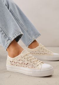 Renee - Jasnobeżowe Trampki Przed Kostkę z Ażurową Cholewką Shiliarre. Wysokość cholewki: przed kostkę. Kolor: beżowy. Szerokość cholewki: normalna. Wzór: ażurowy #1