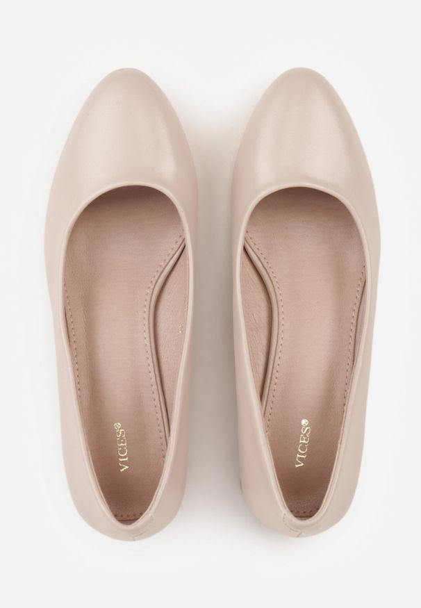 Born2be - Ciemnobeżowe Czółenka VICES na Niskim Słupku z Geometrycznym Zdobieniem Olivesa. Okazja: na co dzień, na ślub cywilny, na wesele, do pracy, na spotkanie biznesowe. Nosek buta: okrągły. Kolor: beżowy. Wzór: geometria, aplikacja. Obcas: na słupku. Styl: klasyczny, casual, biznesowy, elegancki. Wysokość obcasa: średni