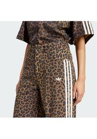 Adidas - adidas Jeansy KA2680 Brązowy Loose Fit. Kolor: brązowy #4