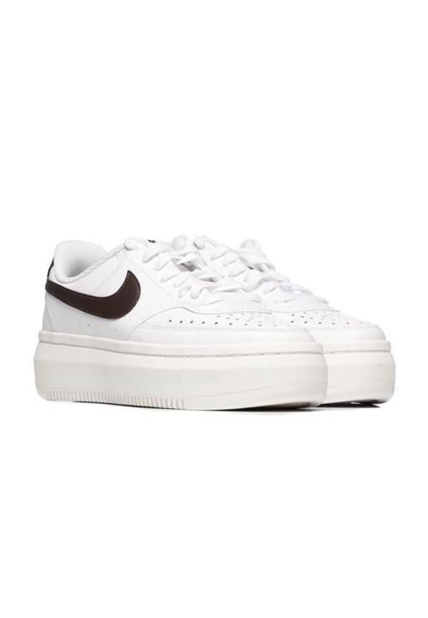 Buty do chodzenia damskie Nike Court Vision Alta Ltr. Kolor: brązowy, wielokolorowy. Materiał: skóra. Szerokość cholewki: normalna. Model: Nike Court. Sport: turystyka piesza