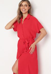 Born2be - Czerwona Sukienka Wiskozowa o Luźnym Koszulowym Kroju Wiązana w Talii Rionella. Kolor: czerwony. Materiał: wiskoza. Długość rękawa: krótki rękaw. Sezon: lato. Typ sukienki: koszulowe. Styl: klasyczny #5