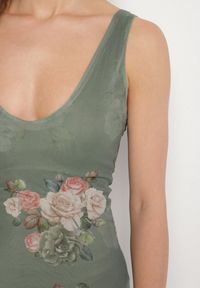 Born2be - Ciemnozielona Siateczkowa Sukienka z Kwiatowym Motywem Milanessa. Okazja: na co dzień. Kolor: zielony. Materiał: jeans. Wzór: kwiaty. Typ sukienki: proste. Styl: casual, elegancki #5