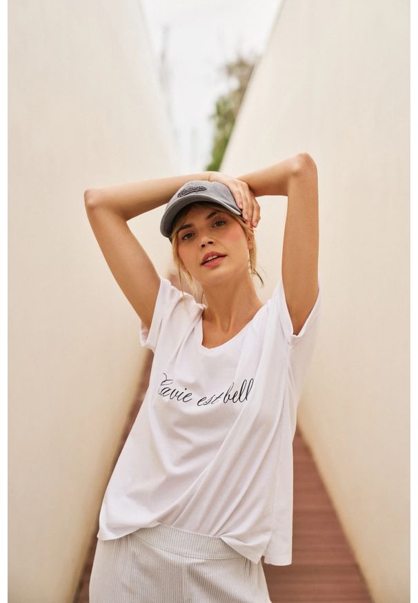 MOODO - T-shirt z napisem biały. Kolor: biały. Materiał: bawełna. Wzór: napisy