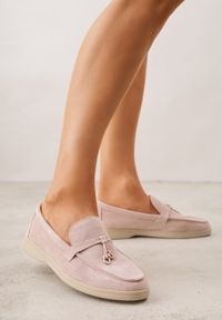 Born2be - Różowe Mokasyny z Imitacji Zamszu z Ozdobnym Przeszyciem i Zawieszką Veleyra. Okazja: na co dzień, do pracy, na spotkanie biznesowe. Kolor: różowy. Materiał: zamsz. Styl: biznesowy, klasyczny, casual #1