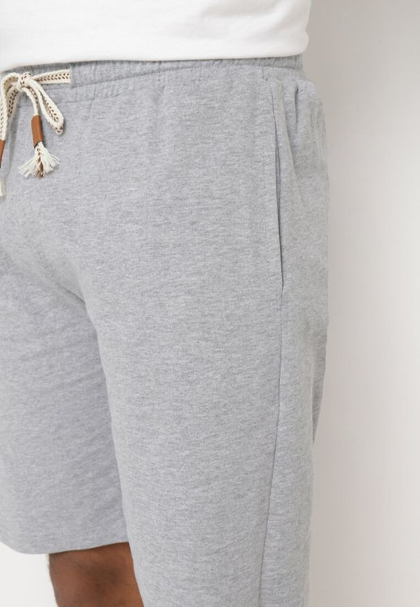 Born2be - Szare Bawełniane Szorty z Gumką w Pasie z Kieszeniami przed Kolano Ilopia. Okazja: do domu, na co dzień, na spacer. Kolekcja: plus size. Kolor: szary. Materiał: bawełna. Sezon: lato. Styl: casual, sportowy