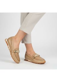 Półbuty damskie Hispanitas, ze skóry naturalnej wsuwany krój metalowa ozdoba na podbiciu, beżowe, HV264662 Bolero-V26 Desert. Okazja: na co dzień. Kolor: beżowy. Materiał: skóra. Szerokość cholewki: normalna. Wzór: aplikacja. Styl: elegancki, casual #9