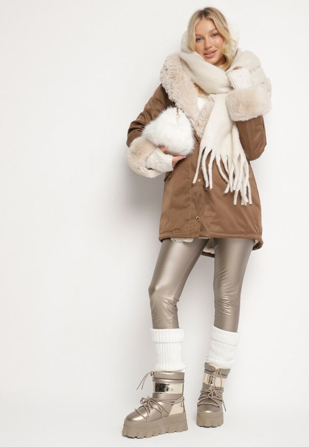 Born2be - Beżowo-Brązowa Kurtka Parka z Kapturem i Odpinanymi Futerkowymi Zdobieniami Inessara. Okazja: na co dzień. Typ kołnierza: kaptur. Kolor: beżowy. Materiał: skóra. Wzór: aplikacja. Styl: casual, elegancki