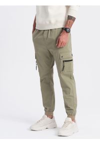 Ombre Clothing - Męskie spodnie JOGGERY z zapinanymi kieszeniami cargo - khaki V1 OM-PAJO-0125 - XXL. Okazja: na co dzień. Kolor: brązowy. Materiał: bawełna, elastan. Wzór: aplikacja. Styl: casual