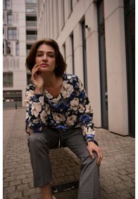 MOODO - Bluza w kwiaty z dekoltem w serek czarna. Typ kołnierza: dekolt w serek. Kolor: czarny. Materiał: bawełna, poliester, elastan. Wzór: kwiaty