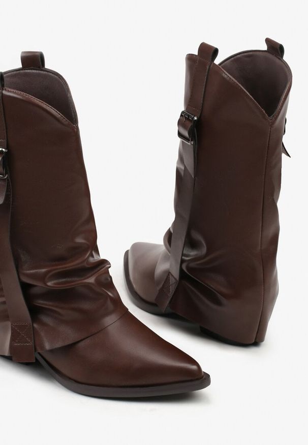Renee - Ciemnobrązowe Botki Kowbojki z Wywiniętą Cholewką z Marszczeniem Ilova. Okazja: na co dzień. Kolor: brązowy. Materiał: zamsz. Szerokość cholewki: normalna. Wzór: aplikacja. Obcas: na obcasie. Styl: casual, elegancki. Wysokość obcasa: średni