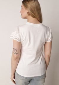 Born2be - Biały Bawełniany T-shirt z Koronkowymi Rękawami Carilynore. Okazja: na co dzień. Kolor: biały. Materiał: bawełna, koronka. Styl: elegancki, klasyczny, casual #8