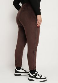 Born2be - Brązowe Welurowe Spodnie Dresowe Ozdobione Sznurkami Jaledi. Kolor: brązowy. Materiał: dresówka, welur. Wzór: aplikacja. Styl: klasyczny