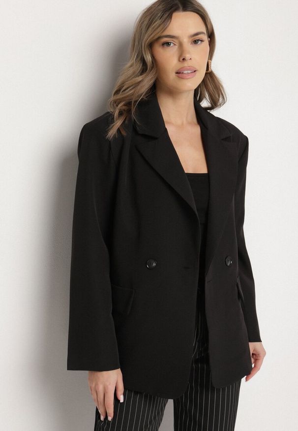 Born2be - Czarna Dwurzędowa Marynarka o Pudełkowym Kroju Oversize Kosalia. Okazja: na co dzień, na spotkanie biznesowe. Kolor: czarny. Materiał: jeans. Styl: klasyczny, elegancki, biznesowy, casual