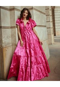 BY CABO - Rozkloszowana sukienka maxi SAINT TROPEZ. Kolor: różowy, wielokolorowy, fioletowy. Materiał: bawełna, materiał. Wzór: aplikacja. Typ sukienki: rozkloszowane. Długość: maxi #5