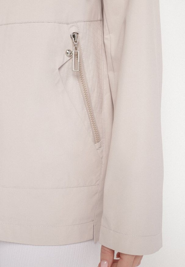 Born2be - Jasnobeżowa Kurtka Typu Wiatrówka z Odpinanym Kapturem Ndivoria. Okazja: na co dzień, na spacer. Kolor: beżowy. Materiał: jeans. Styl: casual, sportowy