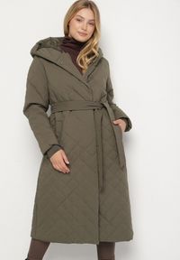 Born2be - Ciemnobeżowa Pikowana Kurtka Przejściowa z Kapturem i Wiązanym Paskiem Vonella. Okazja: do pracy, na spacer, na co dzień, na spotkanie biznesowe. Typ kołnierza: kaptur. Kolekcja: plus size. Kolor: beżowy. Materiał: jeans. Styl: klasyczny, casual, elegancki, biznesowy #3