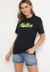 Born2be - Granatowa Koszulka z Bawełny Ozdobiona Nadrukiem Evalenne. Okazja: na co dzień. Kolor: niebieski. Materiał: bawełna. Wzór: aplikacja, nadruk. Styl: casual #7