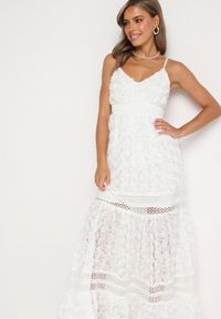 Born2be - Biała Koktajlowa Kwiatowa Sukienka na Ramiączkach z Regulacją i Gumką w Talii Navinae. Okazja: na co dzień, na imprezę. Kolor: biały. Długość rękawa: na ramiączkach. Wzór: kwiaty. Sezon: lato. Styl: wizytowy #6