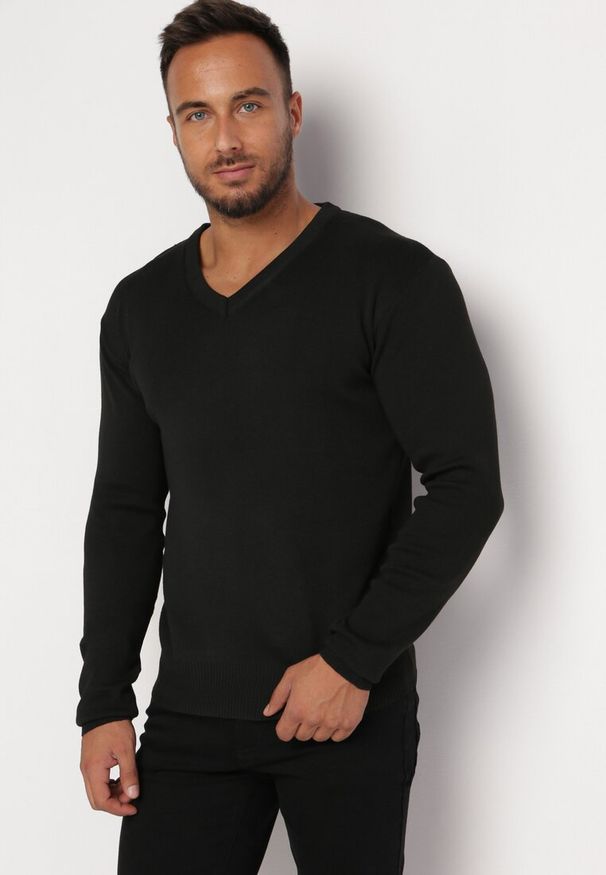 Born2be - Czarny Sweter z Trójkątnym Dekoltem i Wełną Mathie. Kolor: czarny. Materiał: wełna. Sezon: jesień, zima