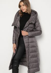 Born2be - Szara Długa Pikowana Kurtka Płaszcz z Kapturem i Ozdobnymi Suwakami Vlemika. Typ kołnierza: kaptur. Kolor: szary. Długość: długie #2