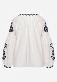 Renee - Biała Rustykalna Bluzka z Bawełny Zdobiona Haftem i Sznurkiem z Chwostami Marytea. Okazja: na co dzień. Kolor: biały. Materiał: bawełna. Długość: długie. Wzór: aplikacja, haft. Styl: casual, klasyczny #2