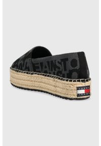 Tommy Jeans espadryle LOGOMANIA ESPADRILLE kolor czarny na platformie EN0EN02079. Nosek buta: okrągły. Kolor: czarny. Materiał: poliester, materiał, guma. Wzór: gładki. Obcas: na platformie #3