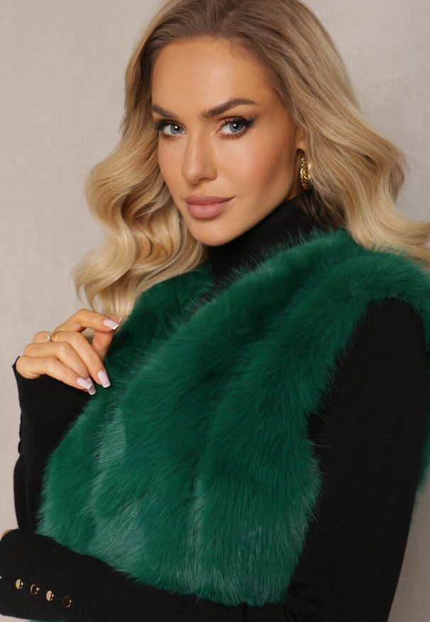 Renee - Zielona Puchata Kamizelka z Futerka Ozdobiona Imitacją Skóry Tekllesa. Kolor: zielony. Materiał: skóra, futro. Wzór: aplikacja
