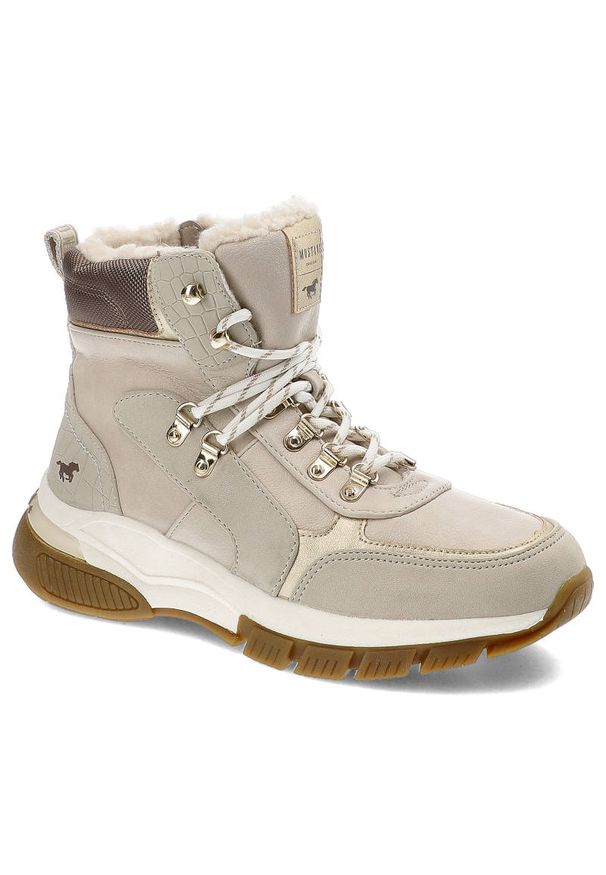 Beżowe Botki Mustang Damskie Ocieplane Obuwie. Kolor: beżowy. Materiał: syntetyk, skóra ekologiczna, futro. Szerokość cholewki: normalna. Sezon: zima. Obcas: na platformie. Styl: wakacyjny