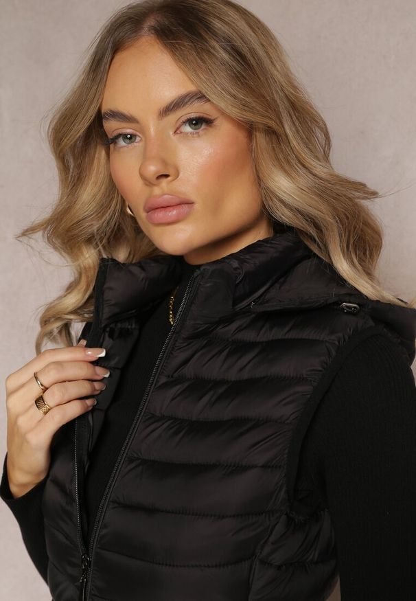 Renee - Czarna Kamizelka z Pikowaniem Kapturem i Kieszeniami Kimes. Okazja: na co dzień. Typ kołnierza: golf. Kolor: czarny. Materiał: jeans, tkanina. Styl: casual, elegancki