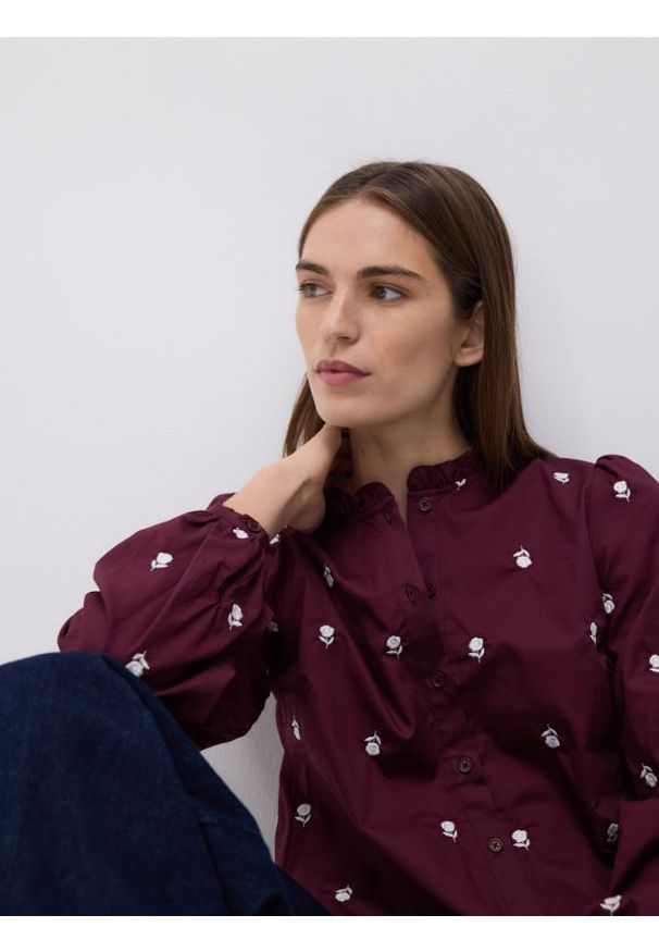 Reserved - Koszula z haftowanym wzorem - bordowy. Kolor: czerwony. Materiał: tkanina, bawełna. Wzór: haft