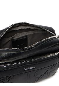 Calvin Klein Saszetka Emblem Aop Emboss Camera Bag LV04D3330G Czarny. Kolor: czarny. Materiał: skóra #2