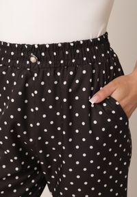 Born2be - Czarne Spodnie Casual w Groszki z Szerokimi Nogawkami i Wysokim Stanem Soleano. Okazja: na co dzień. Stan: podwyższony. Kolekcja: plus size. Kolor: czarny. Materiał: koronka. Długość: długie. Wzór: grochy. Styl: casual #3