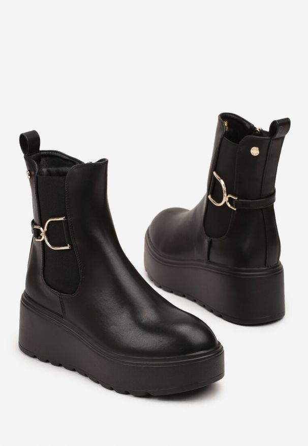 Born2be - Czarne Botki Vices Typu Sztyblety na Platformie z Metaliczną Ozdobą Faliora. Okazja: na co dzień. Kolor: czarny. Materiał: skóra, jeans. Wzór: aplikacja. Obcas: na platformie. Styl: klasyczny, casual, elegancki