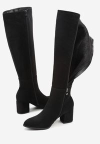 Renee - Czarne Kozaki Vices z Imitacji Zamszu na Niskim Obcasie Typu Słupek Ilovea. Okazja: na imprezę, na co dzień. Kolor: czarny. Materiał: zamsz. Obcas: na obcasie. Styl: casual. Wysokość obcasa: niski