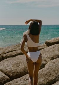 Renee - Białe Bikini 2-Częściowe Stanik z Aplikacją Kwiatu na Jedno Ramię Majtki Typu Figi Valmelba. Kolor: biały. Wzór: aplikacja, kwiaty #4